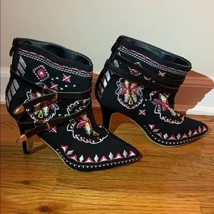Women’s vintage embroidered heels